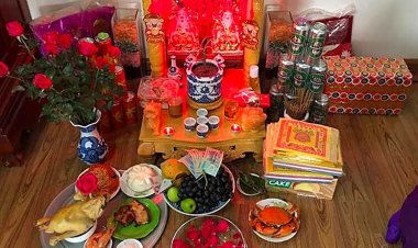 (Giải đáp) Cúng Thần Tài Trên Bàn Thờ Gia Tiên Được Không?