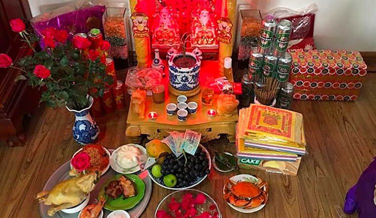 (Giải đáp) Cúng Thần Tài Trên Bàn Thờ Gia Tiên Được Không?
