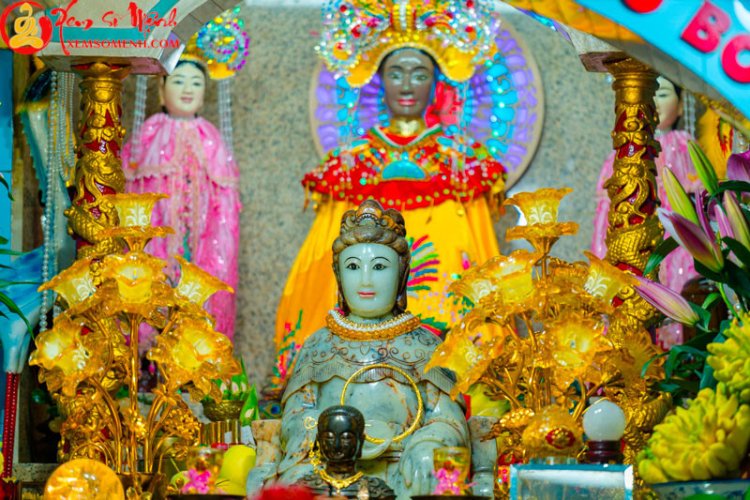 Linh Sơn Thánh Mẫu là ai? Huyền tích & tín ngưỡng thờ Bà