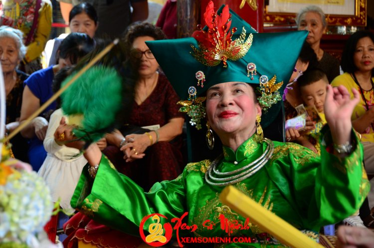 Hầu đồng là gì? Ai mới có thể hầu đồng?