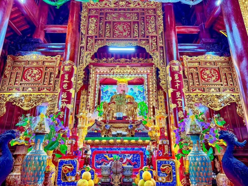 Bên trong đền Cả – Đền Quan Hoàng Mười ở Hà Tĩnh