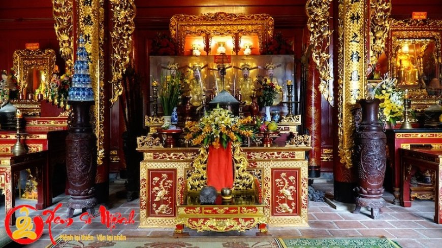 Bên trong đền Ông Hoàng Mười Nghệ An